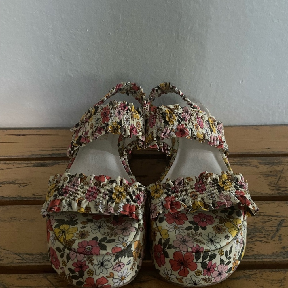 Vintage-Style Floral Platform Sandals Ruffle Trim Chunky Heel